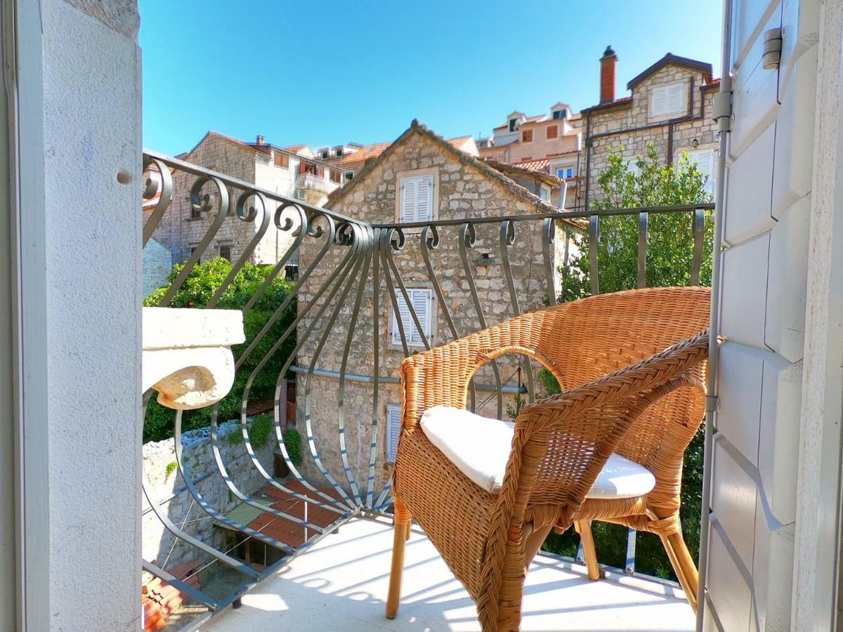 Historic Piazza House & Romantic Hidden Garden Хвар Екстериор снимка