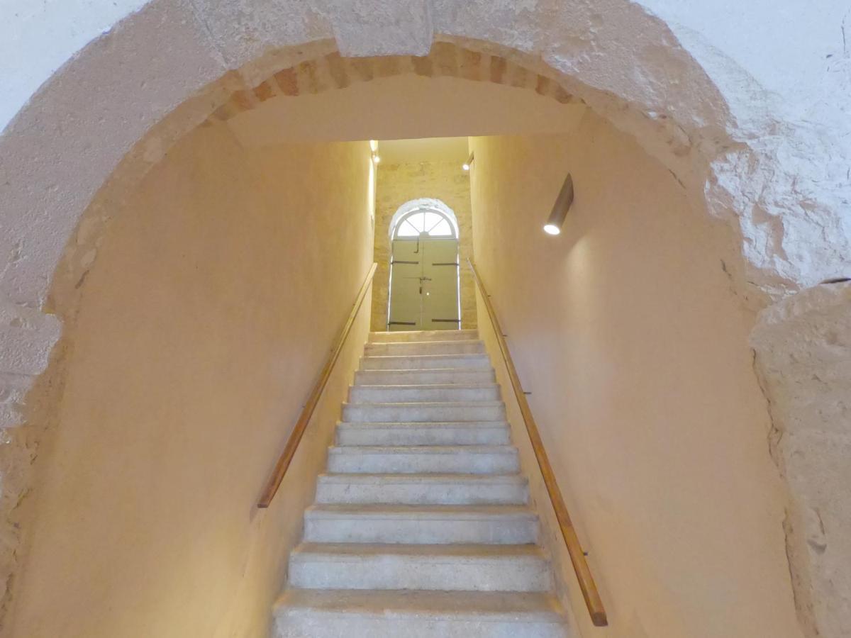 Historic Piazza House & Romantic Hidden Garden Хвар Екстериор снимка